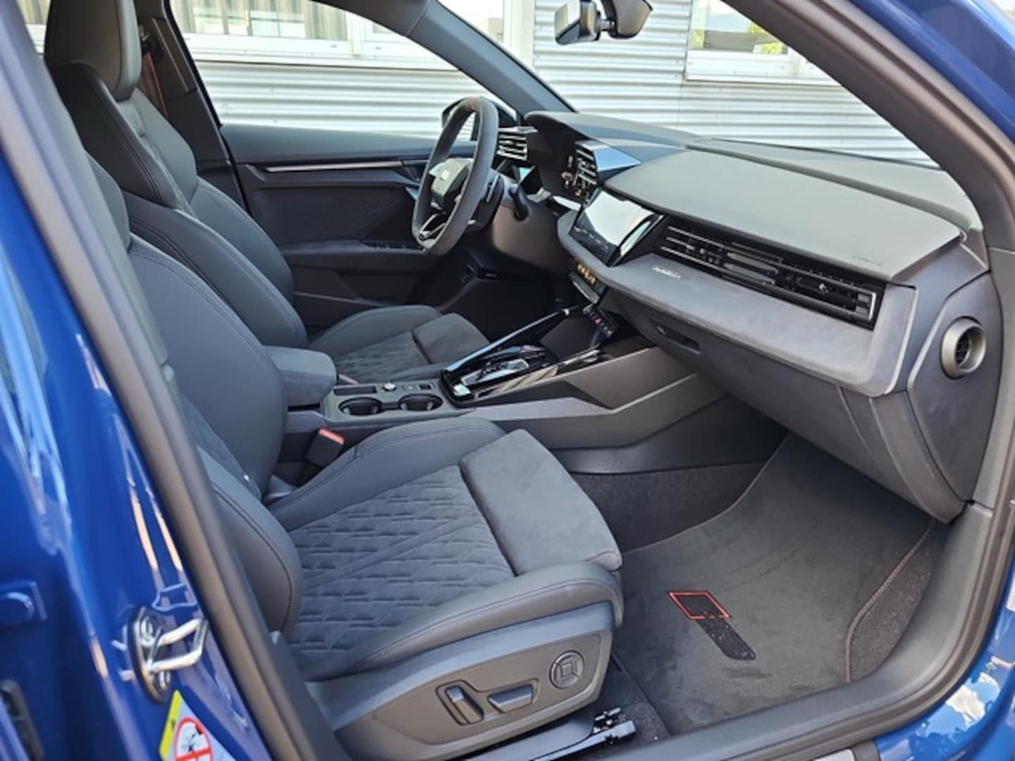 Bild über Audi RS 3 Limousine TFSI quattro 294 kW S tronic - für weitere Informationen kontaktieren Sie den Audi Partner