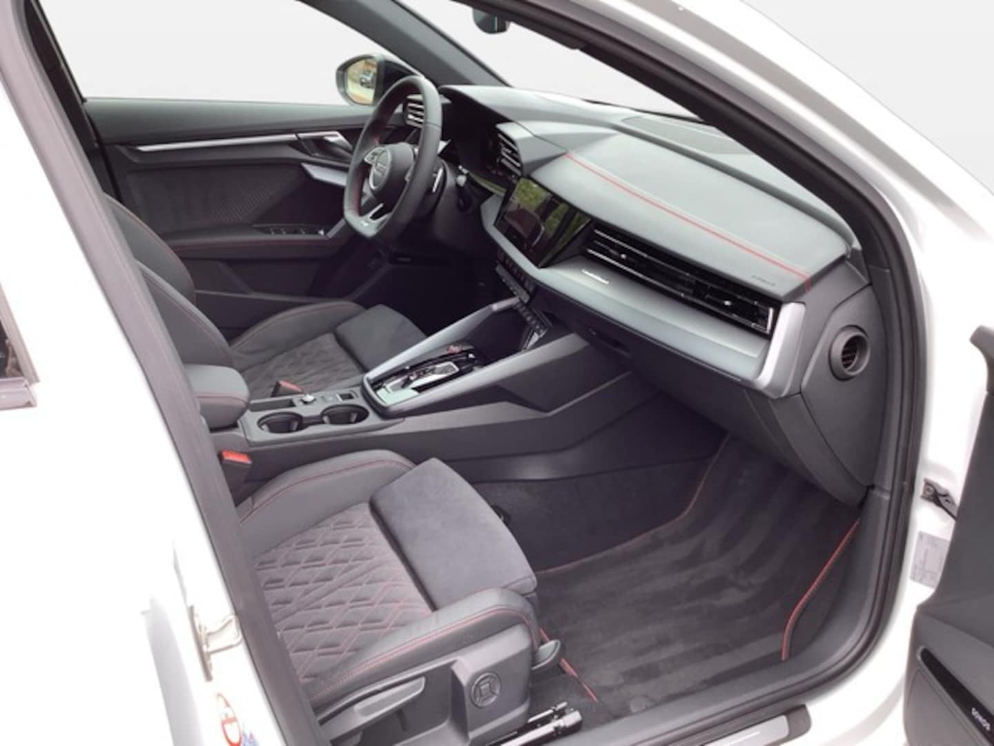 Bild über Audi S3 Sportback TFSI quattro S tronic - für weitere Informationen kontaktieren Sie den Audi Partner