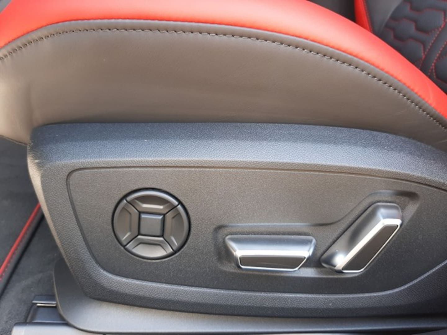 Bild über Audi RS 6 Avant performance quattro tiptronic - für weitere Informationen kontaktieren Sie den Audi Partner