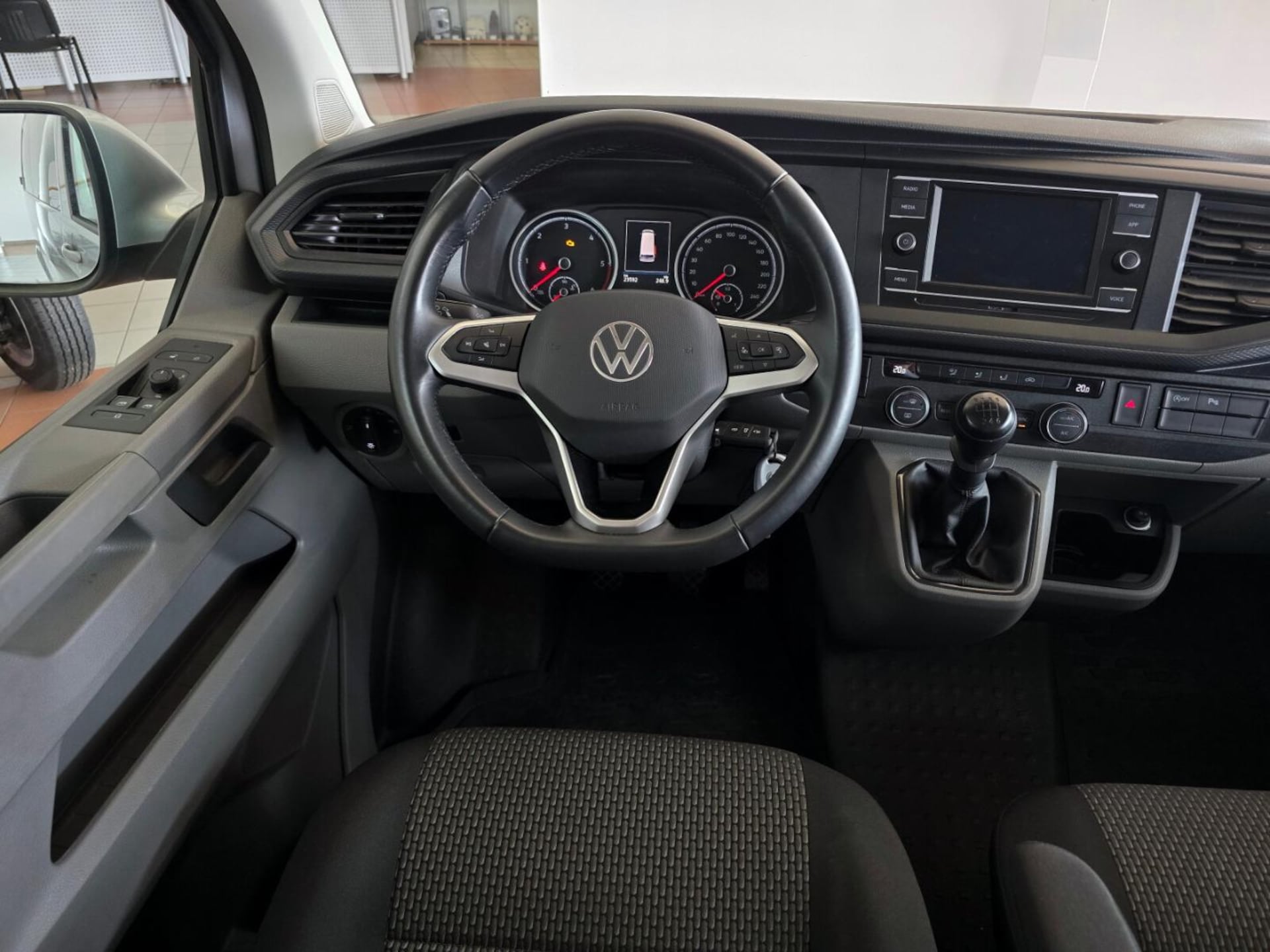 Volkswagen Caravelle 6.1 długi roztaw osi S
