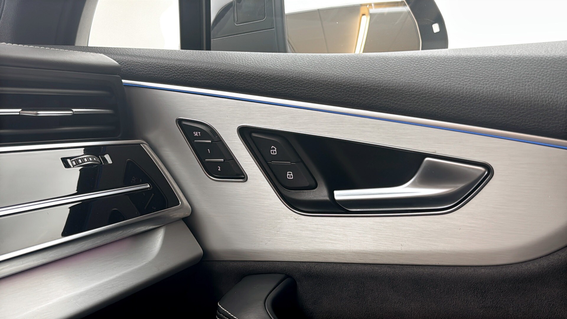 Bild som visar&nbsp;Audi Q7 TFSI e&nbsp;Q7 60 TFSI e quattro S line 456 hk tiptronic - för mer information kontakta din Audi Partner