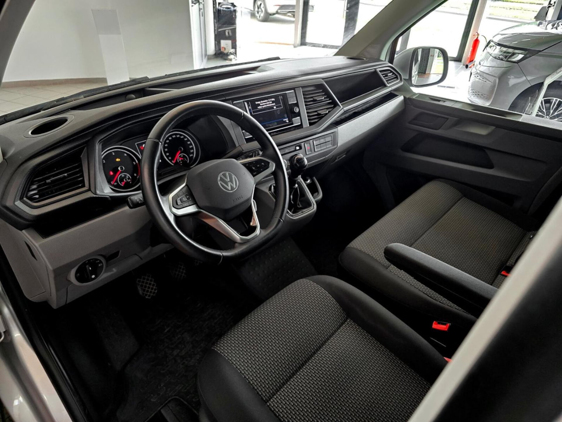 Volkswagen Caravelle 6.1 długi roztaw osi S