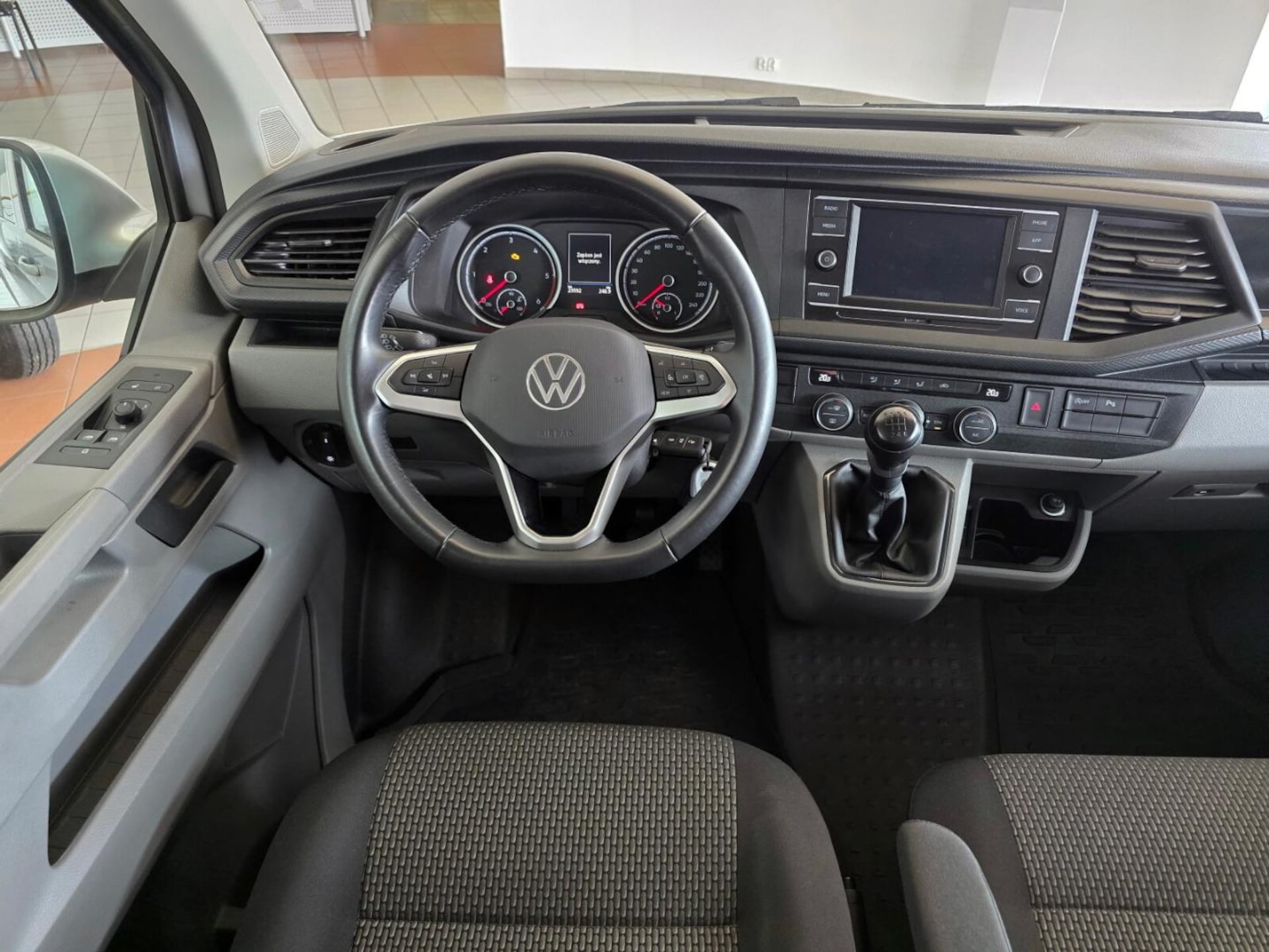 Volkswagen Caravelle 6.1 długi roztaw osi S