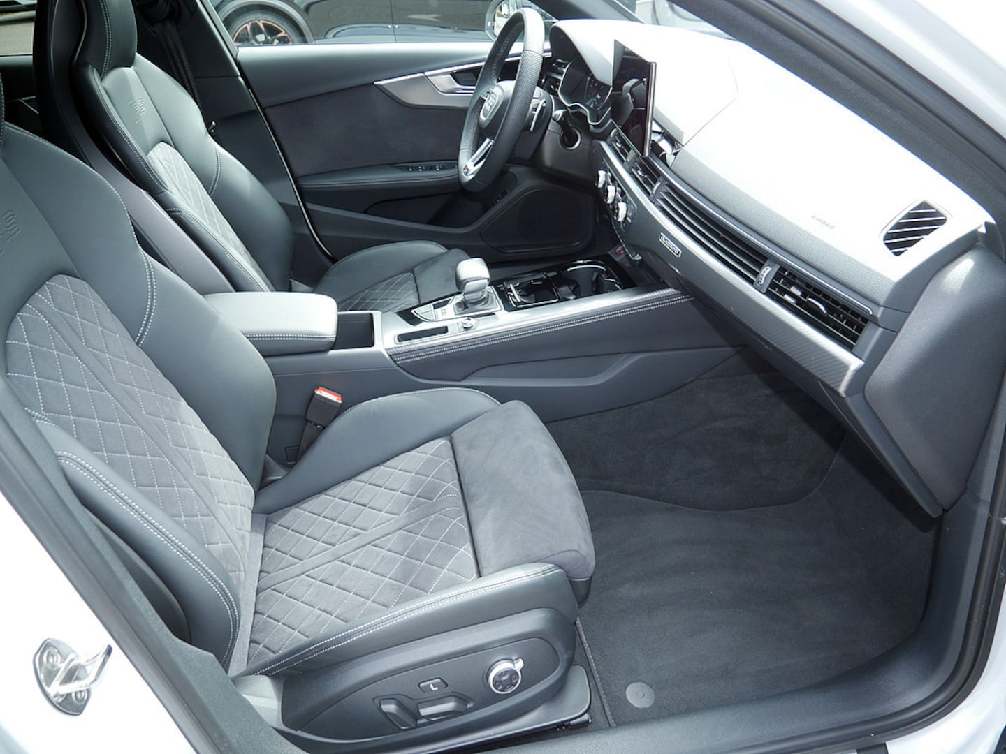 Bild über Audi RS 4 Avant TFSI quattro tiptronic - für weitere Informationen kontaktieren Sie den Audi Partner
