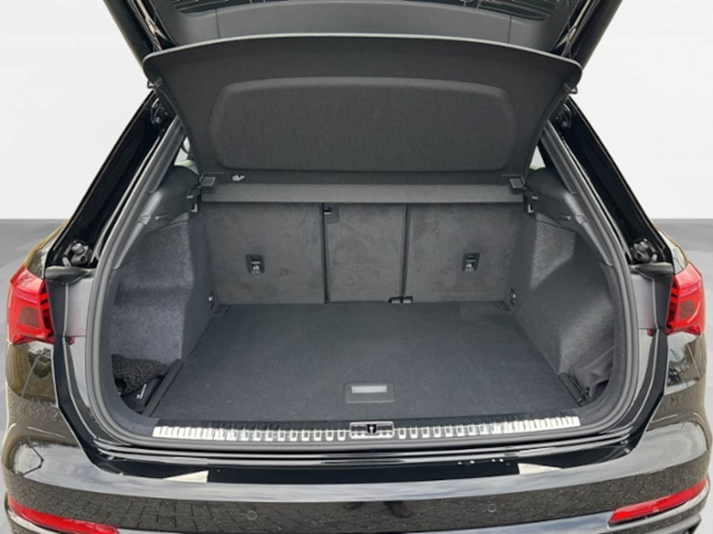Bild über Audi Q3 S line 40 TDI quattro S tronic - für weitere Informationen kontaktieren Sie den Audi Partner