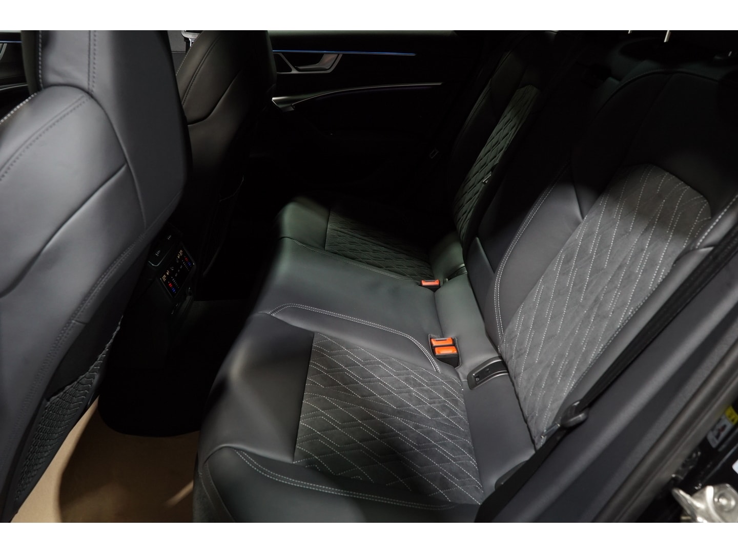 Bild über Audi S6 Avant TDI quattro tiptronic - für weitere Informationen kontaktieren Sie den Audi Partner