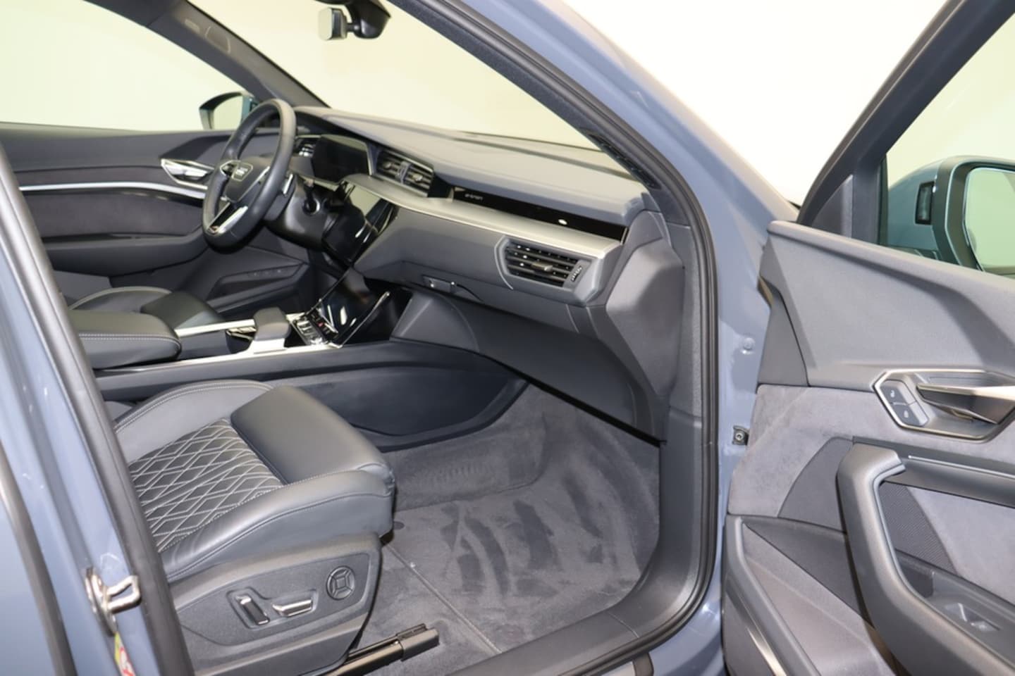 Bild über Audi Q8 e-tron advanced 55 e-tron quattro - für weitere Informationen kontaktieren Sie den Audi Partner