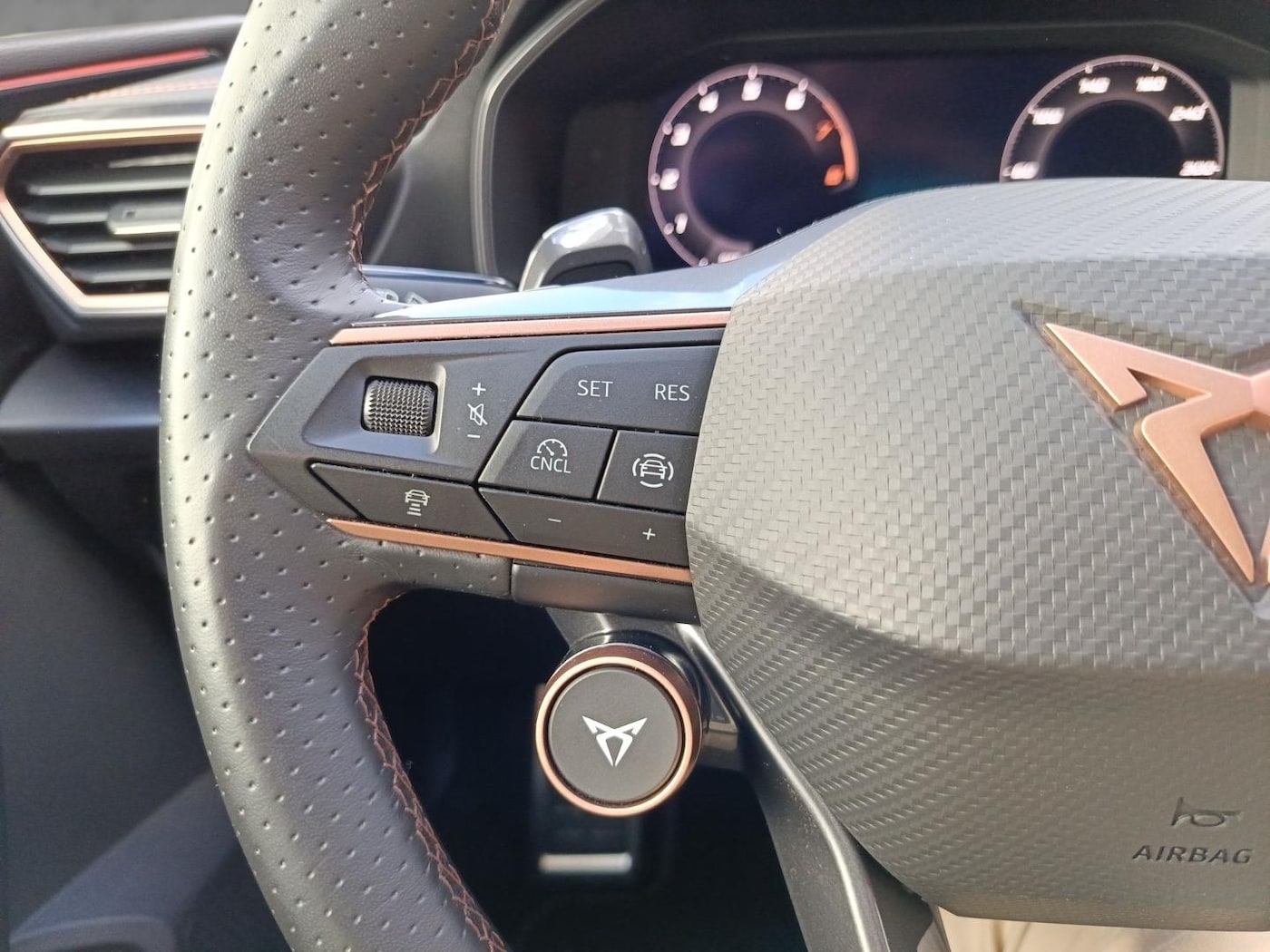 CUPRA Leon León 1.5 eTSI DSG 110 kW (150 CV) — photo 9