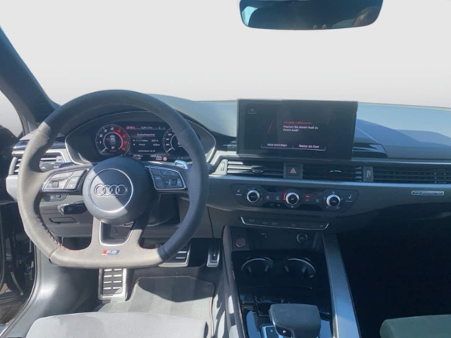 Bild über Audi RS 4 Avant TFSI quattro tiptronic - für weitere Informationen kontaktieren Sie den Audi Partner