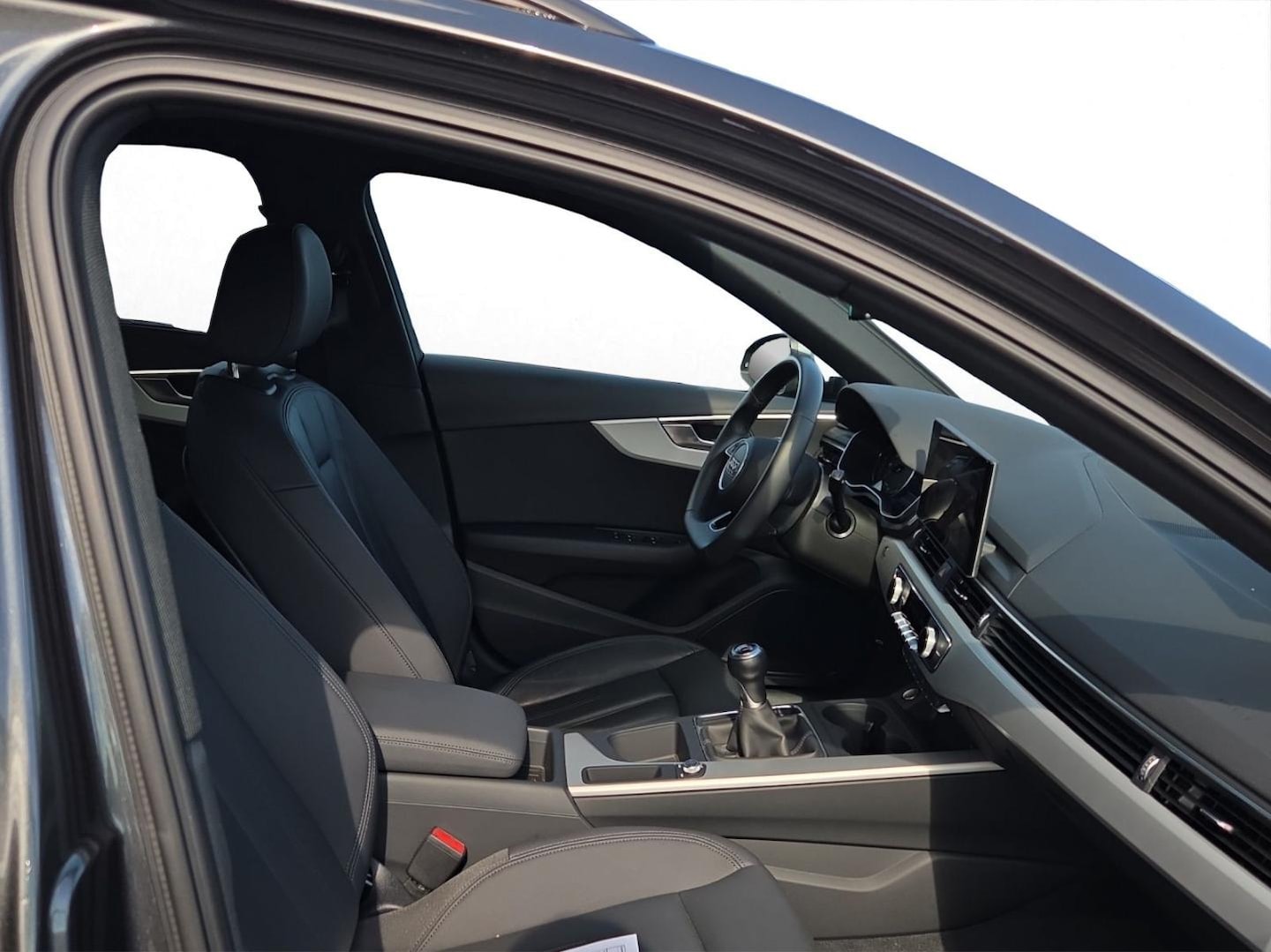 Bild über Audi A4 Avant S line 35 TFSI Schaltgetriebe - für weitere Informationen kontaktieren Sie den Audi Partner