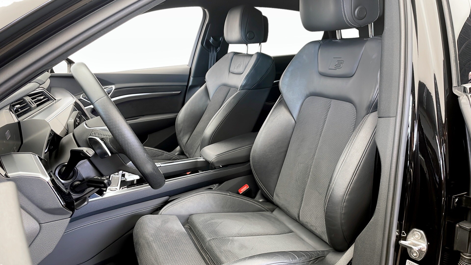 Bild som visar&nbsp;Audi e-tron Sportback&nbsp;e-tron Sportback 55 quattro S line 300,00 kW - för mer information kontakta din Audi Partner