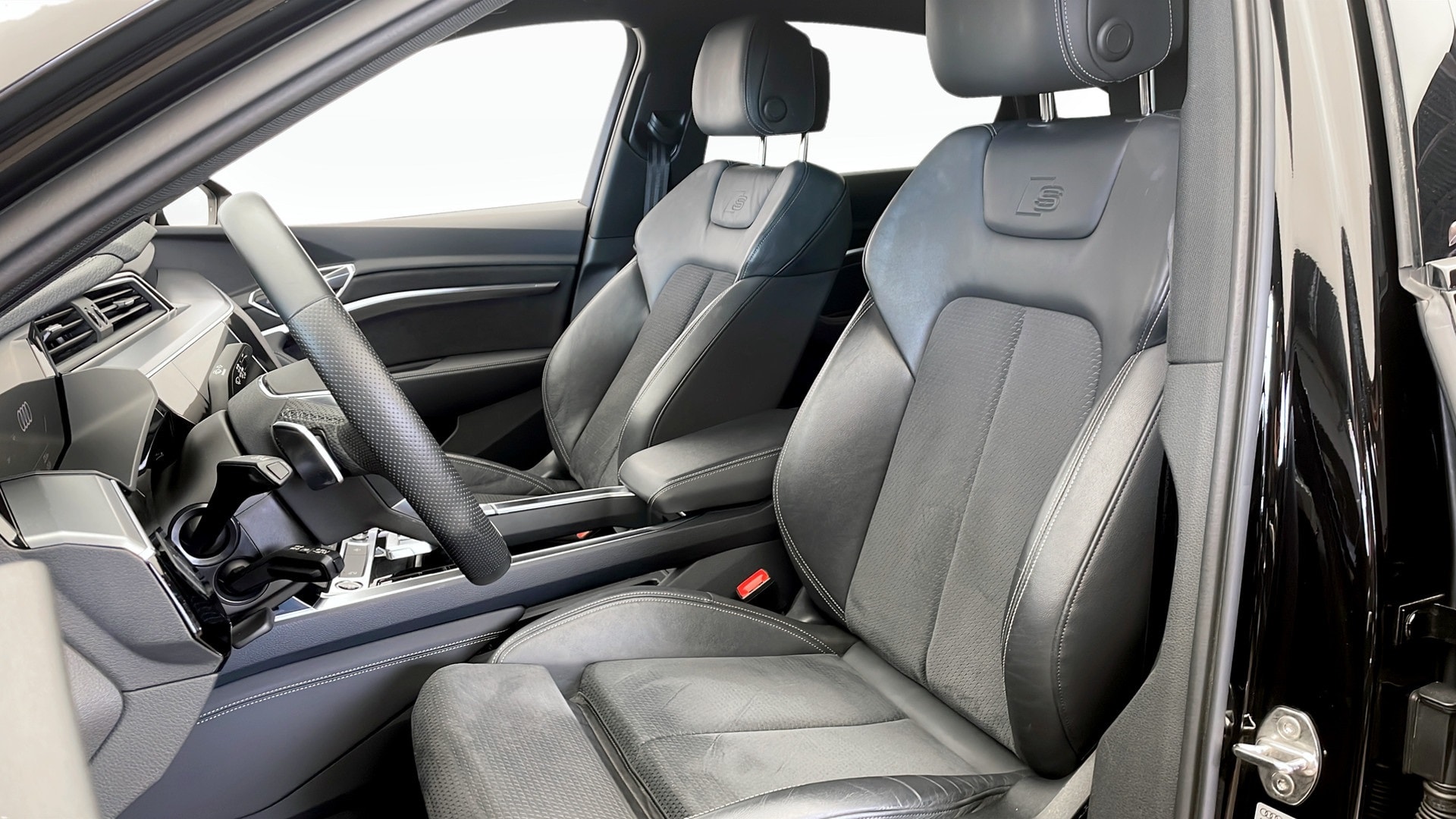 Bild som visar Audi e-tron Sportback e-tron Sportback 55 quattro S line 300,00 kW - för mer information kontakta din Audi Partner