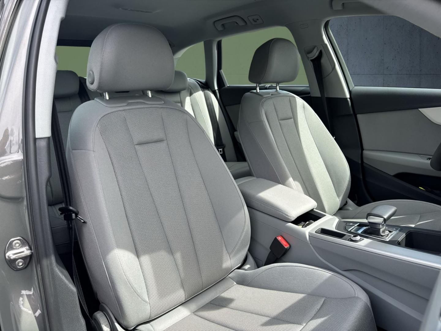 Bild über Audi A4 Avant S line 40 TFSI quattro S tronic - für weitere Informationen kontaktieren Sie den Audi Partner