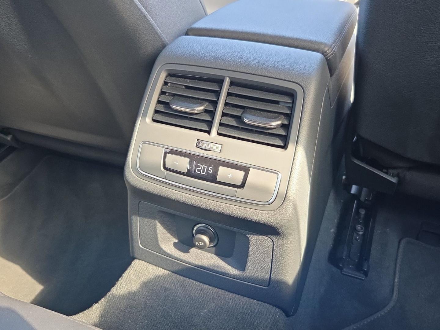 Bild über Audi A4 Avant S line 35 TFSI Schaltgetriebe - für weitere Informationen kontaktieren Sie den Audi Partner