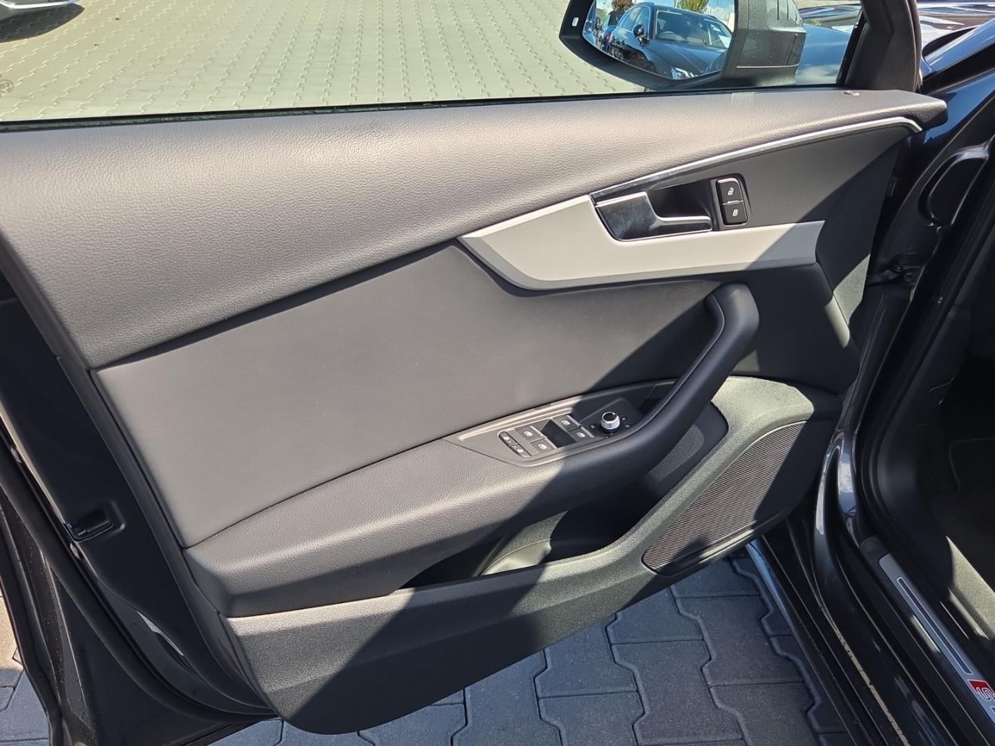 Bild über Audi A4 Avant S line 35 TFSI Schaltgetriebe - für weitere Informationen kontaktieren Sie den Audi Partner