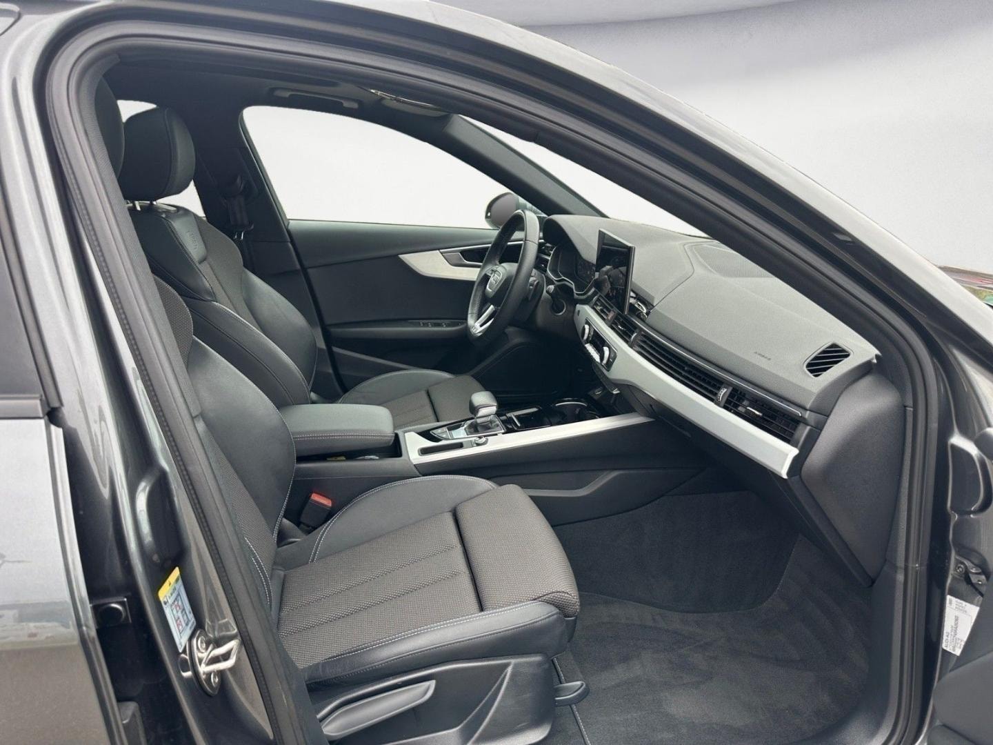 Bild über Audi A4 Avant S line 40 TFSI S tronic - für weitere Informationen kontaktieren Sie den Audi Partner