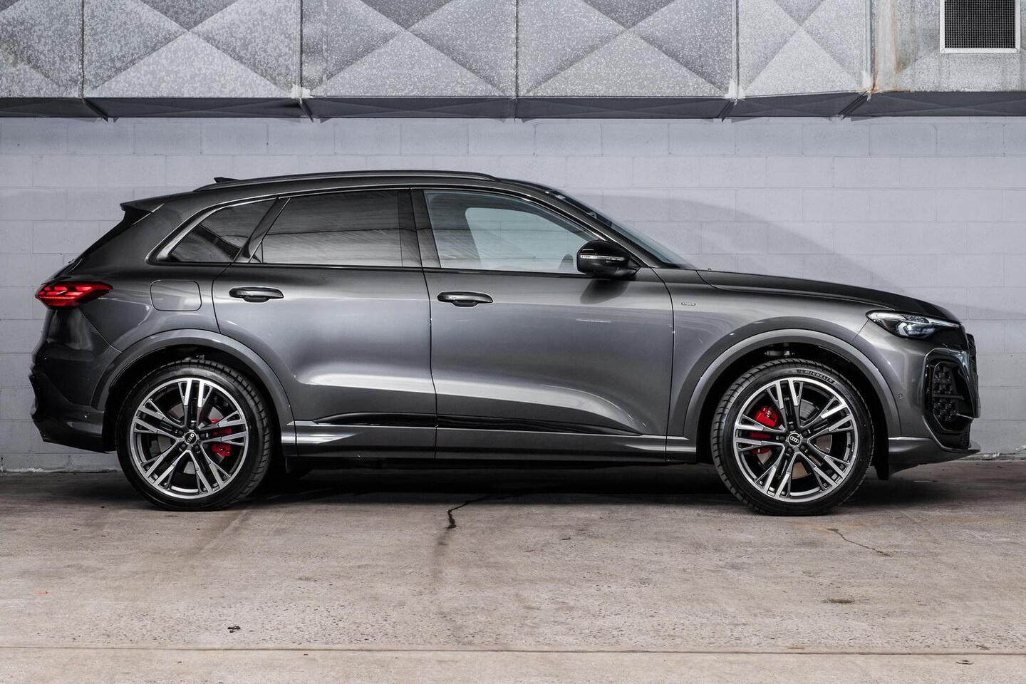 Image about Audi Q5 SUV e-hybrid quattro S tronic