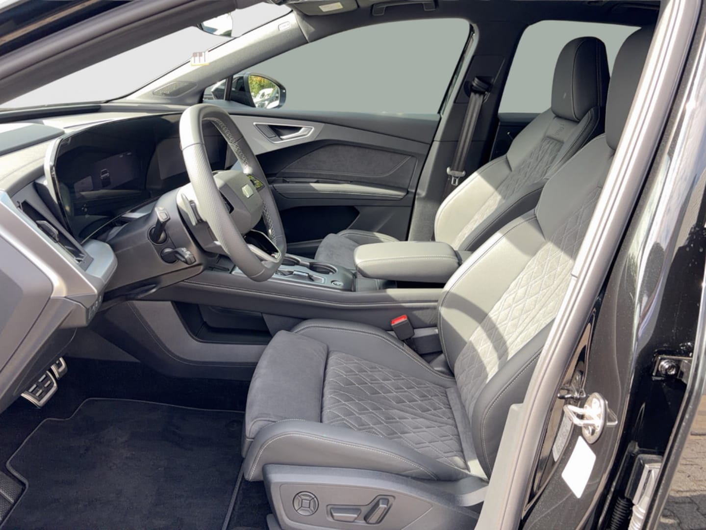Bild über Audi Q4 SUV e-tron e-tron performance 210 kW - für weitere Informationen kontaktieren Sie den Audi Partner