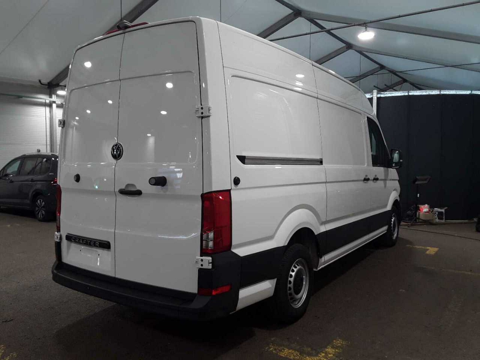 Volkswagen Crafter Kasten mittlerer Radstand – Bild 3