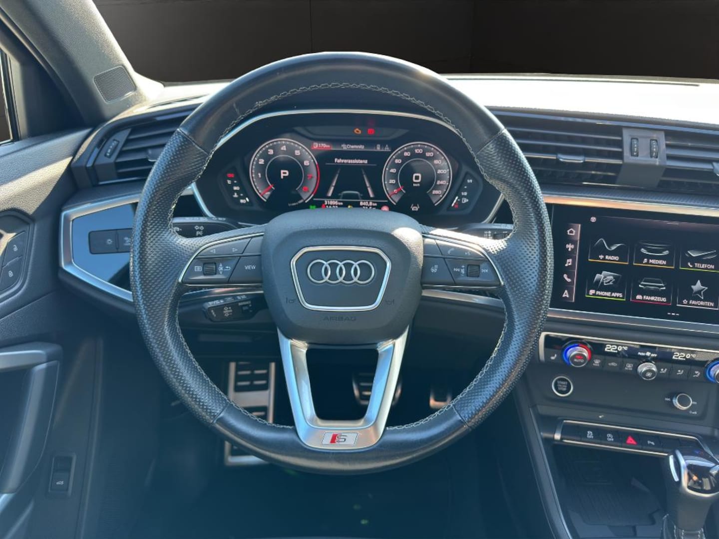 Bild über Audi Q3 S line 40 TFSI quattro S tronic - für weitere Informationen kontaktieren Sie den Audi Partner