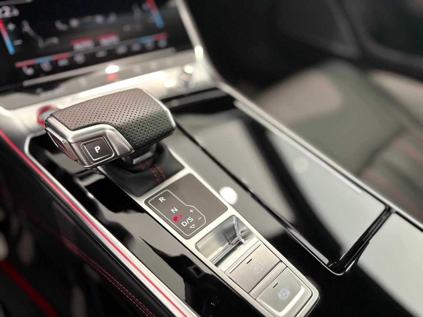Bild über Audi RS 6 Avant performance quattro tiptronic - für weitere Informationen kontaktieren Sie den Audi Partner