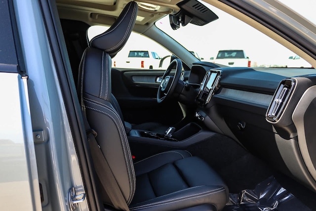 2025 Volvo XC40 Plus - Photo 18