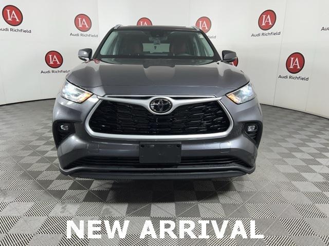 Used 2022 Toyota Highlander XLE with VIN 5TDGZRBH5NS258059 for sale in Richfield, Minnesota