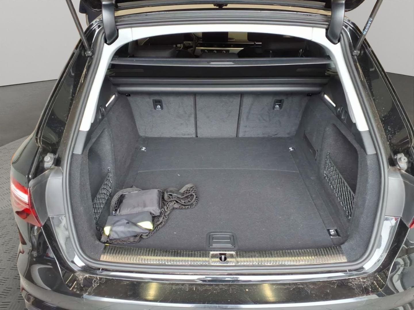 Bild über Audi A4 Avant advanced 35 TFSI S tronic - für weitere Informationen kontaktieren Sie den Audi Partner