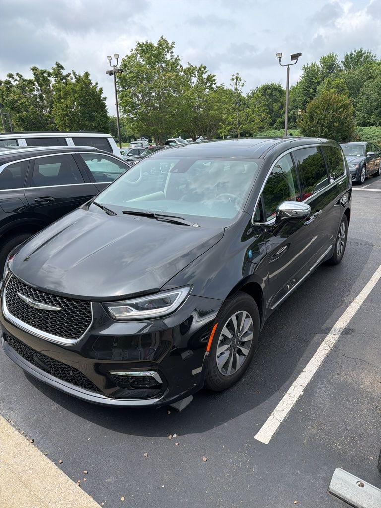 2023 Chrysler Pacifica Hybrid Limited Hybrid's photo
