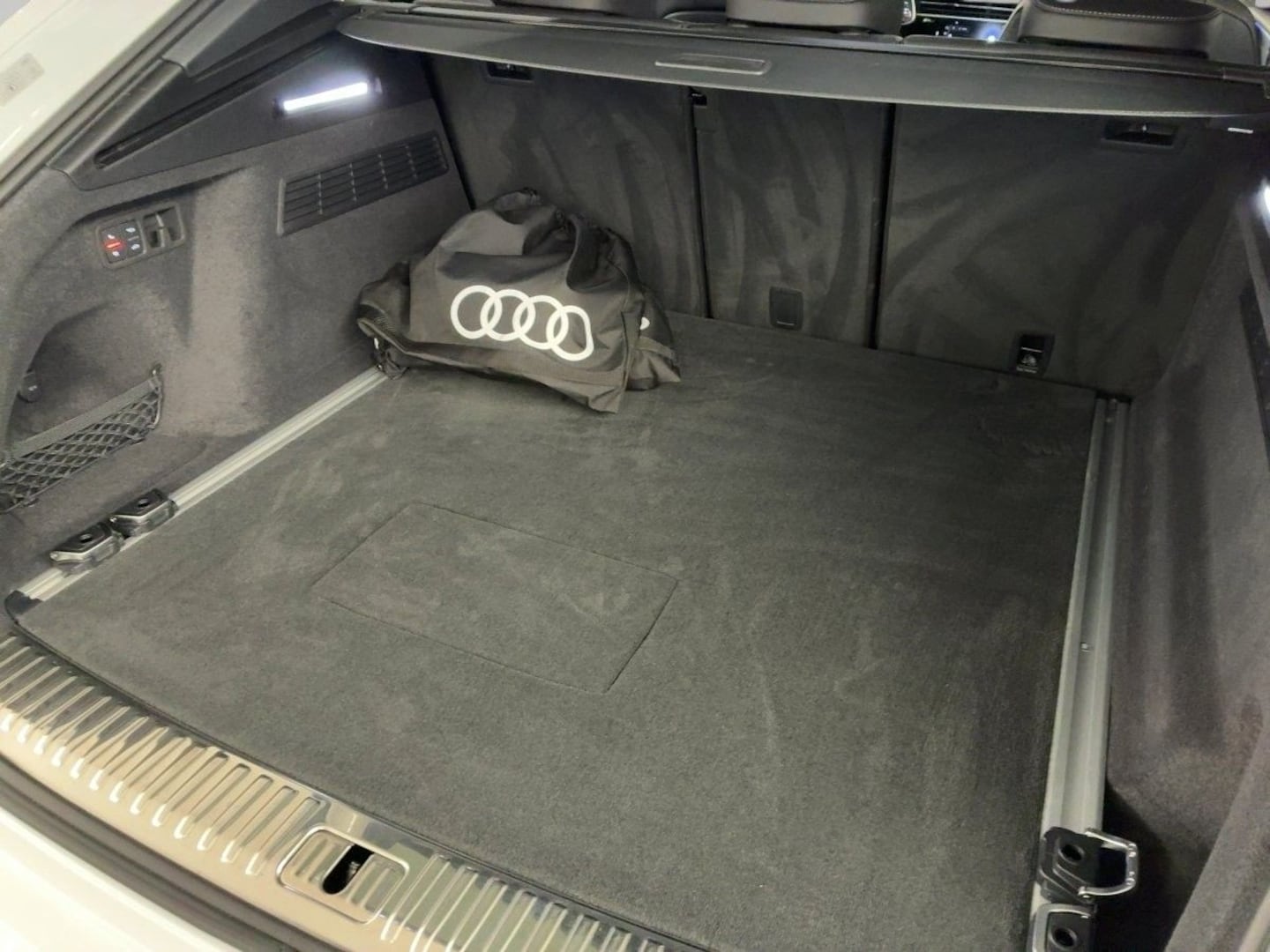 Bild über Audi Q8 SUV TFSI e S line business TFSI e quattro 290 kW tiptronic - für weitere Informationen kontaktieren Sie den Audi Partner