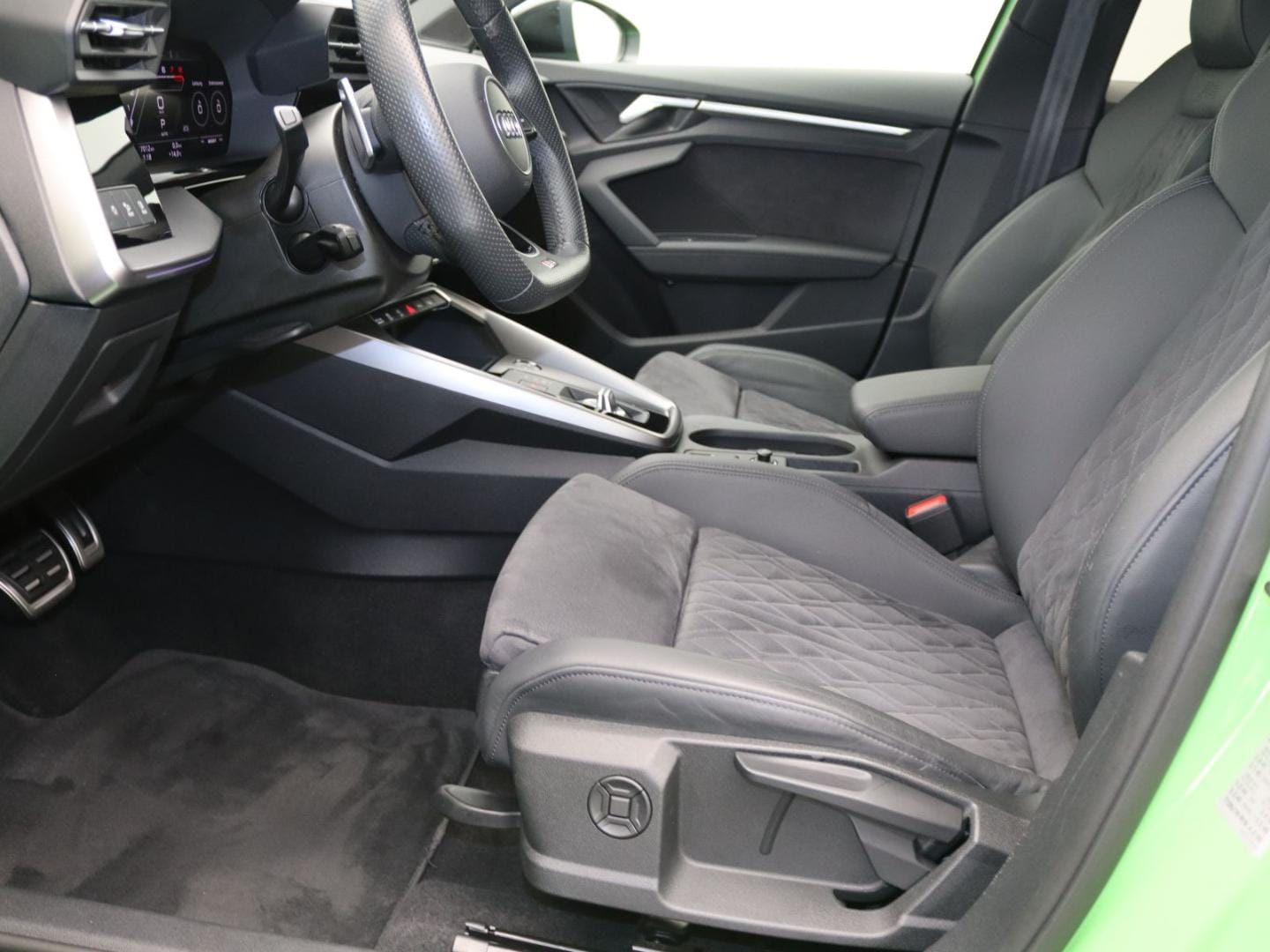 Bild über Audi RS 3 Limousine TFSI quattro S tronic - für weitere Informationen kontaktieren Sie den Audi Partner