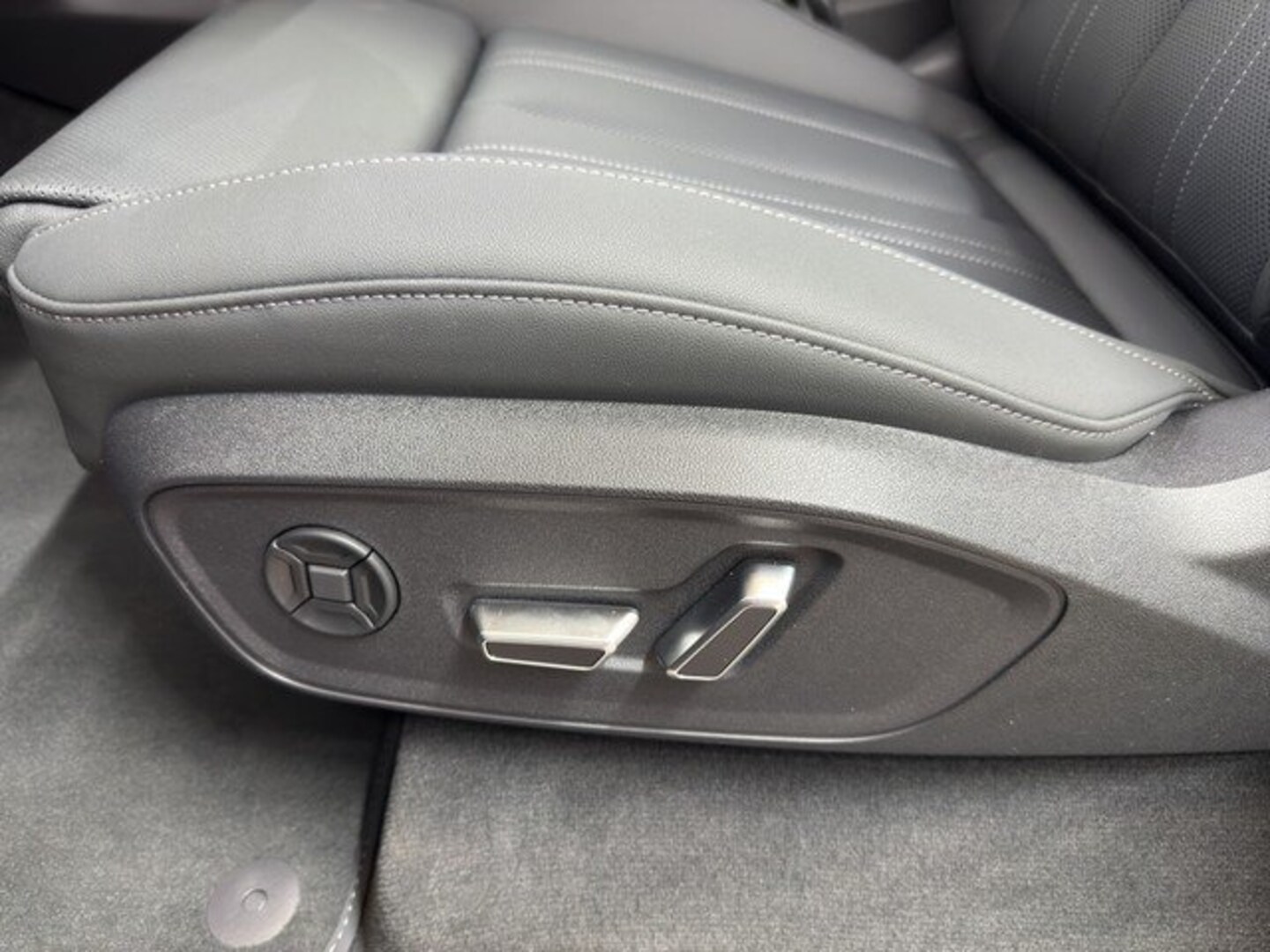 Bild über Audi Q7 SUV TDI quattro 220 kW tiptronic - für weitere Informationen kontaktieren Sie den Audi Partner