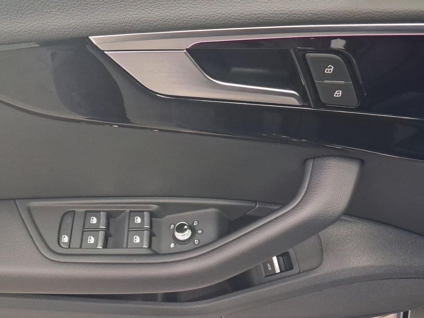 Bild über Audi A4 Avant S line 40 TFSI quattro S tronic - für weitere Informationen kontaktieren Sie den Audi Partner
