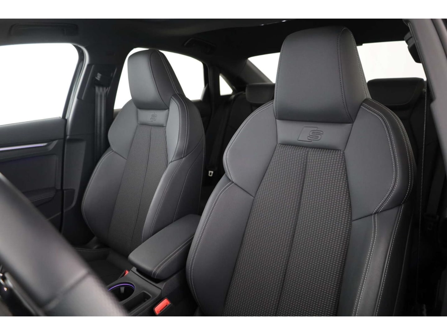 Bild über Audi S3 Limousine TFSI quattro S tronic - für weitere Informationen kontaktieren Sie den Audi Partner