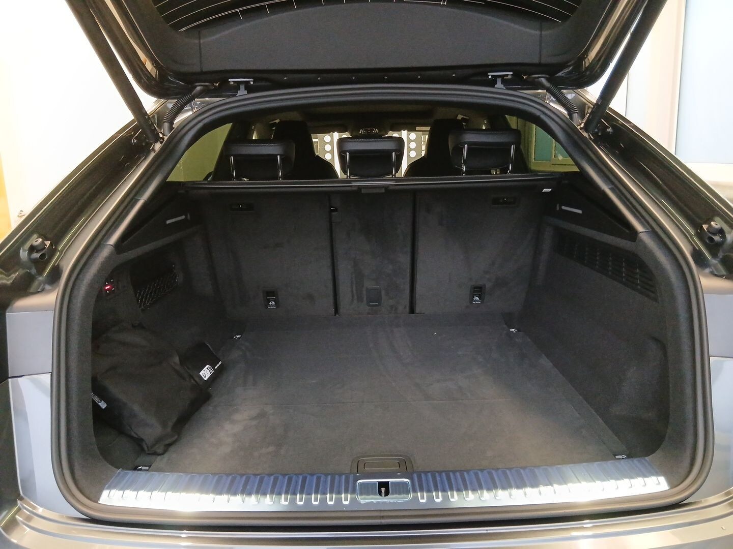 Bild über Audi Q8 SUV S line business TDI quattro 210 kW tiptronic - für weitere Informationen kontaktieren Sie den Audi Partner