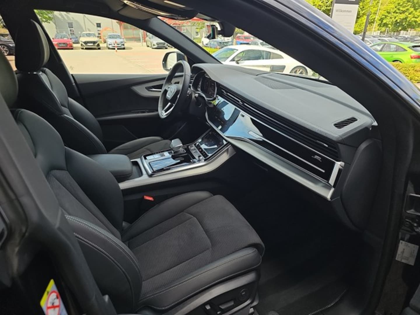 Bild über Audi Q8 SUV S line business TDI quattro 210 kW tiptronic - für weitere Informationen kontaktieren Sie den Audi Partner