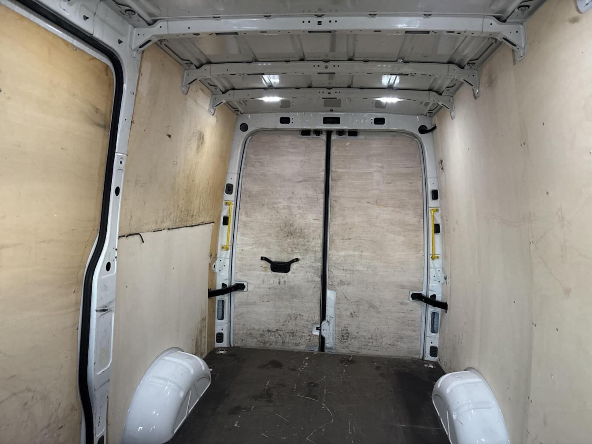 Volkswagen Crafter Furgon średni rozstaw osi