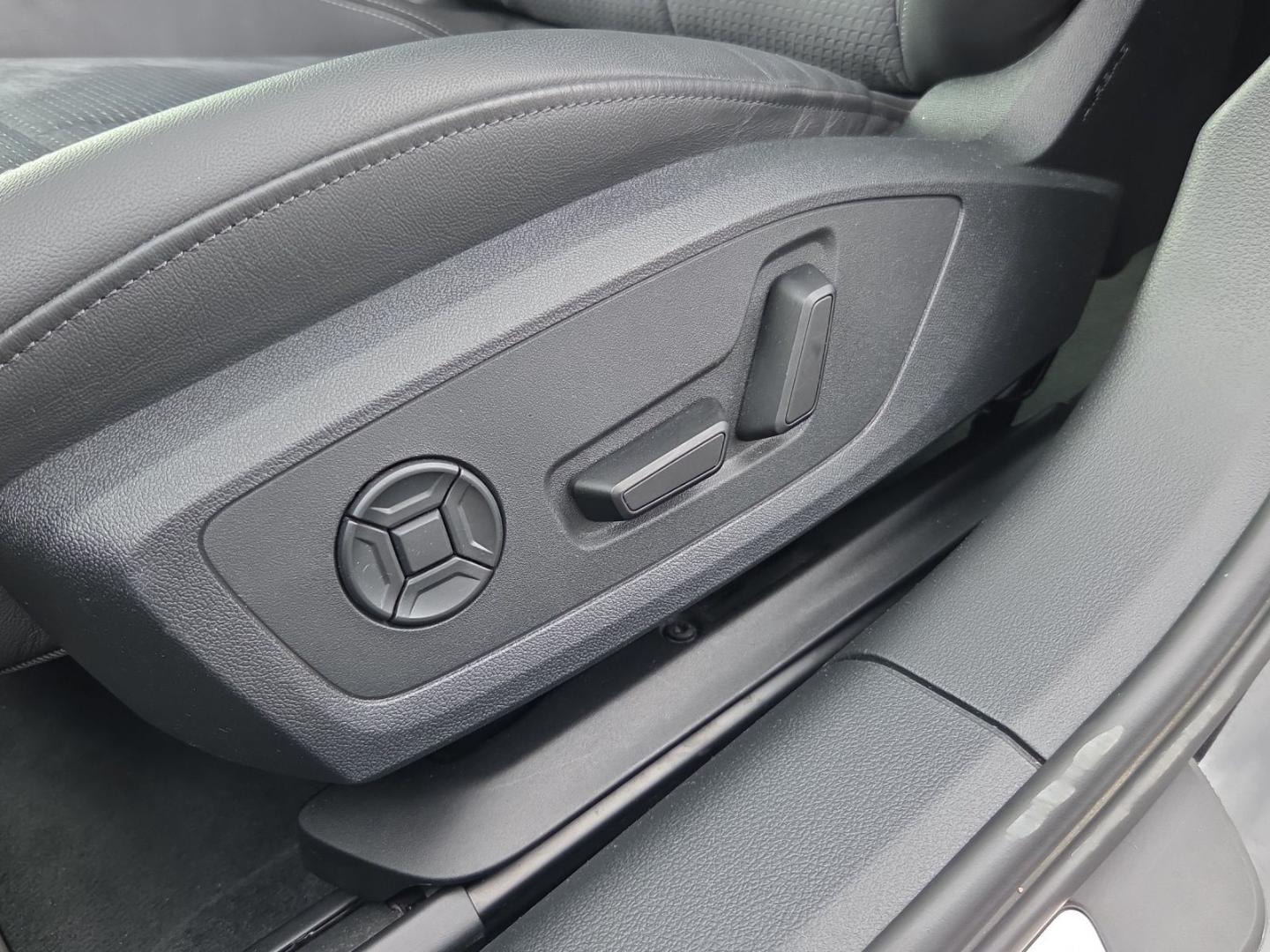 Bild über Audi S6 Avant TDI quattro tiptronic - für weitere Informationen kontaktieren Sie den Audi Partner