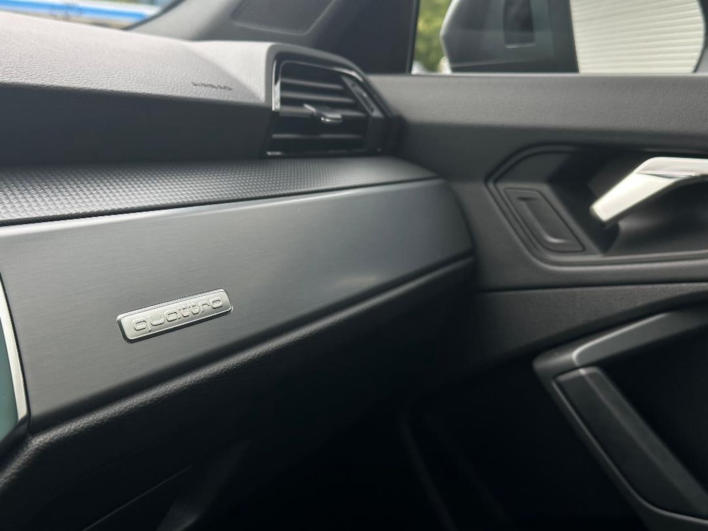 Bild über Audi Q3 S line 40 TFSI quattro S tronic - für weitere Informationen kontaktieren Sie den Audi Partner