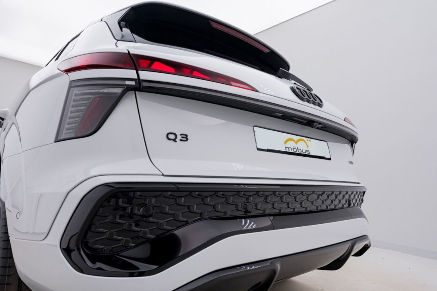 Bild über Audi Q3 SUV TFSI quattro 195 kW S tronic - für weitere Informationen kontaktieren Sie den Audi Partner