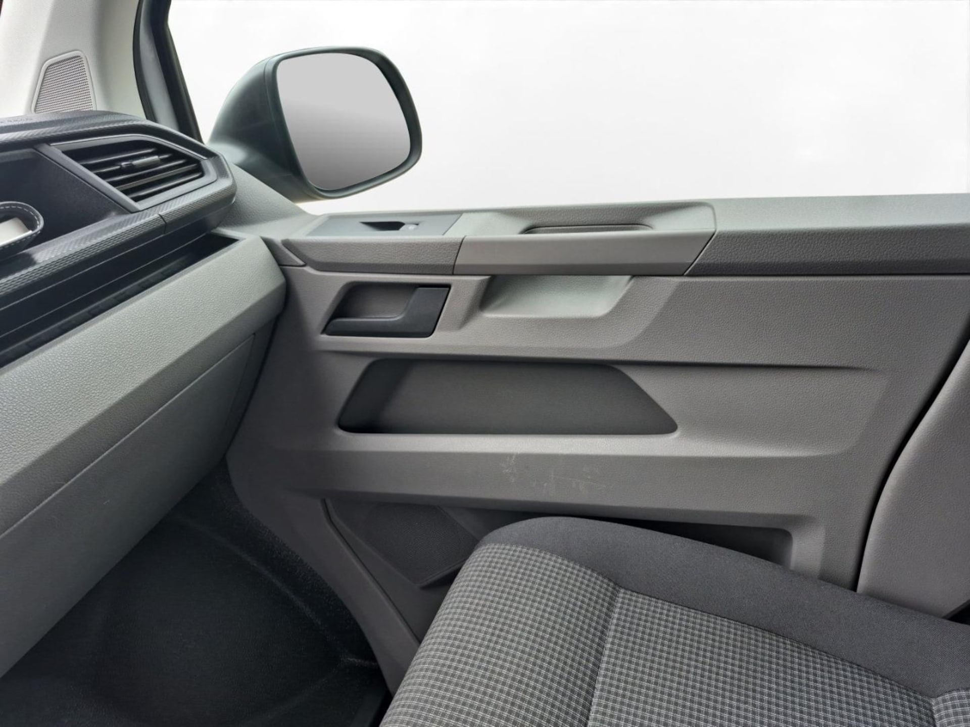 Volkswagen T6.1 Transporter Kombi langer Radstand
