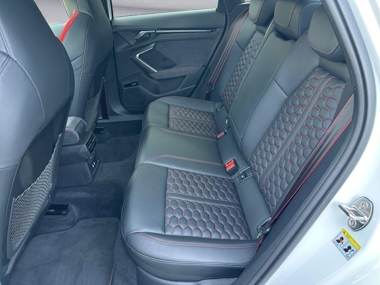 Bild über Audi RS 3 Limousine TFSI quattro S tronic - für weitere Informationen kontaktieren Sie den Audi Partner