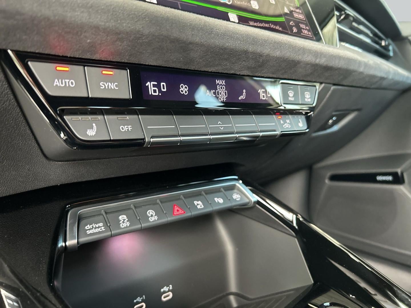 Bild über Audi RS 3 Limousine TFSI quattro S tronic - für weitere Informationen kontaktieren Sie den Audi Partner