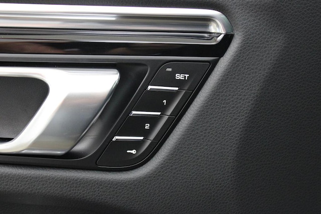 2025 Porsche Macan S - Photo 25