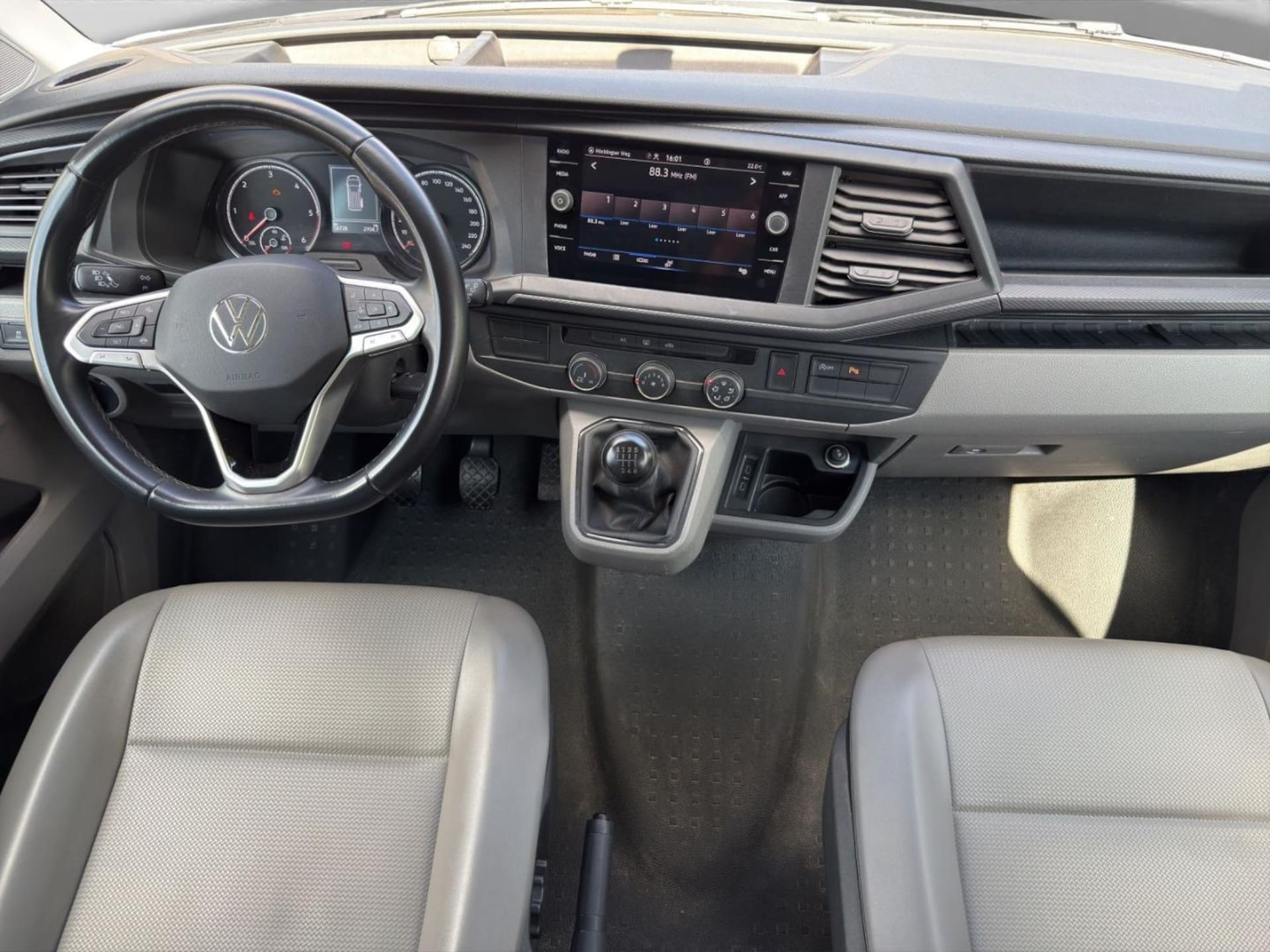 Volkswagen T6.1 Transporter Kombi langer Radstand