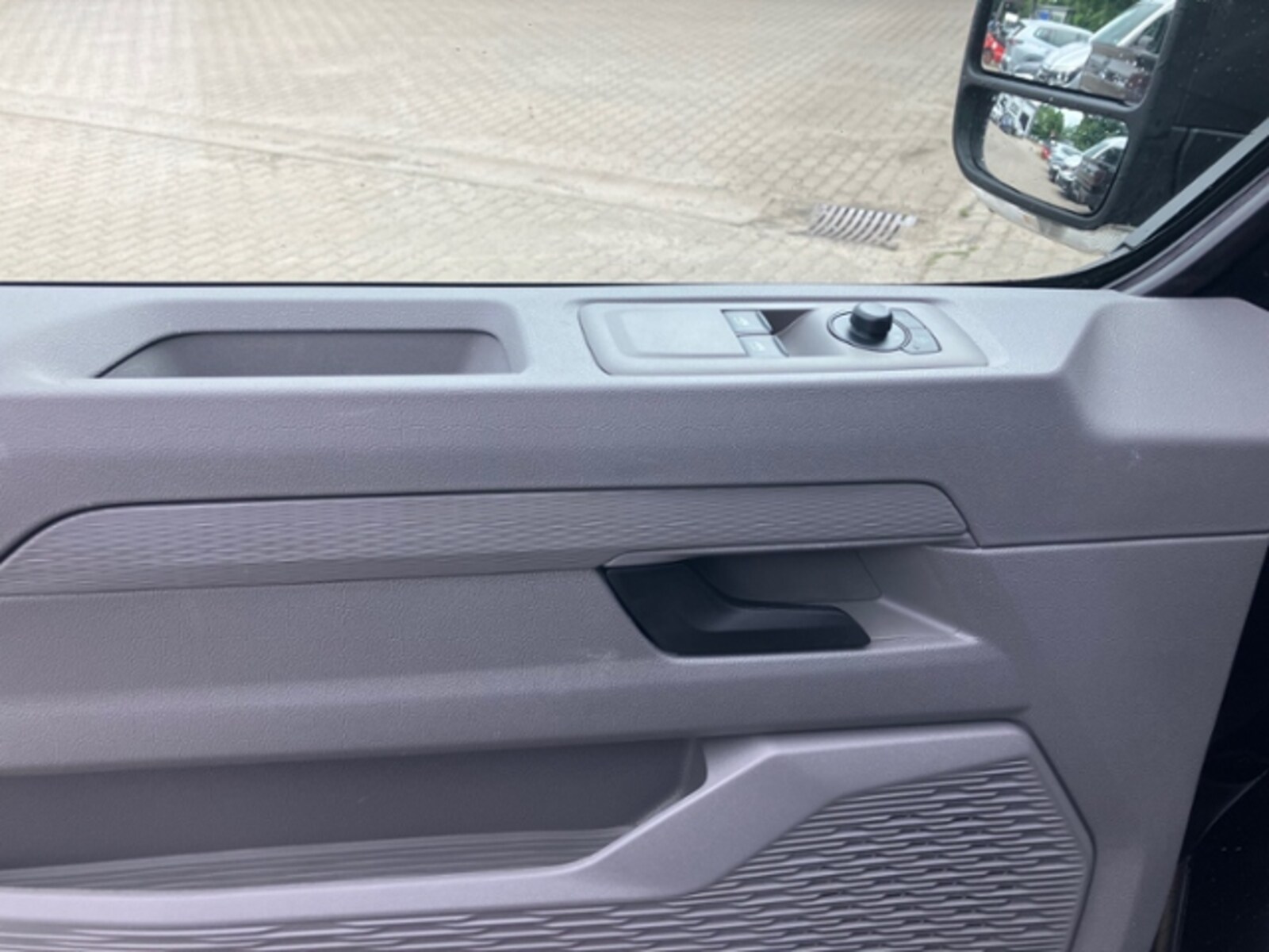 Volkswagen Transporter Kombi langer Radstand – Bild 11