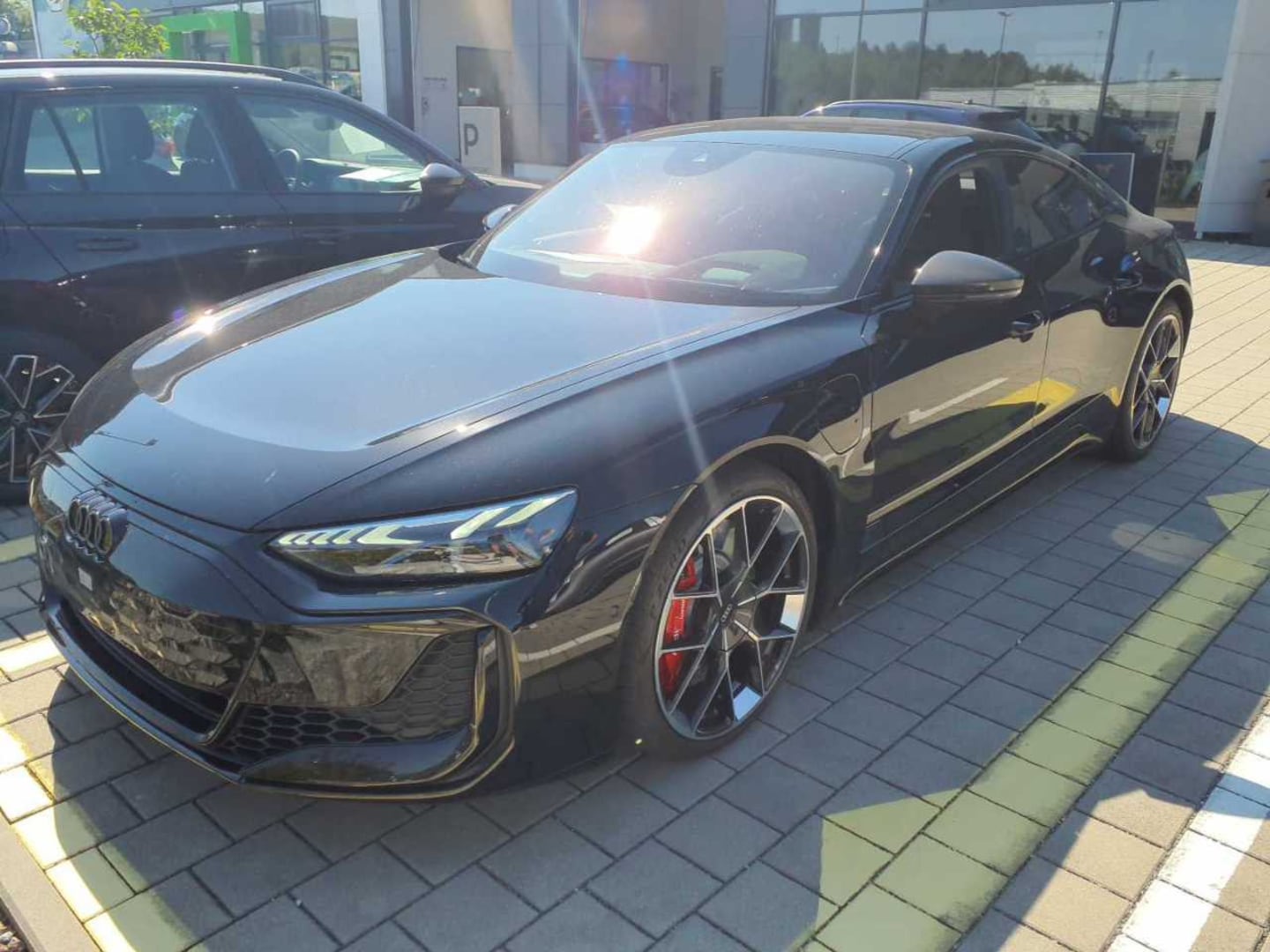 Bild über Audi RS e-tron GT e-tron quattro - für weitere Informationen kontaktieren Sie den Audi Partner