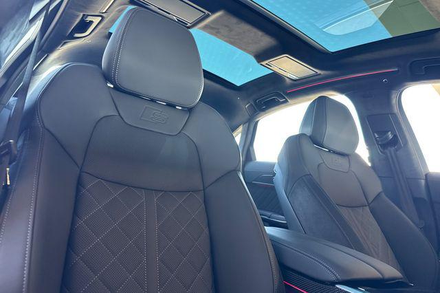 2025 Audi S8 Base - Photo 14