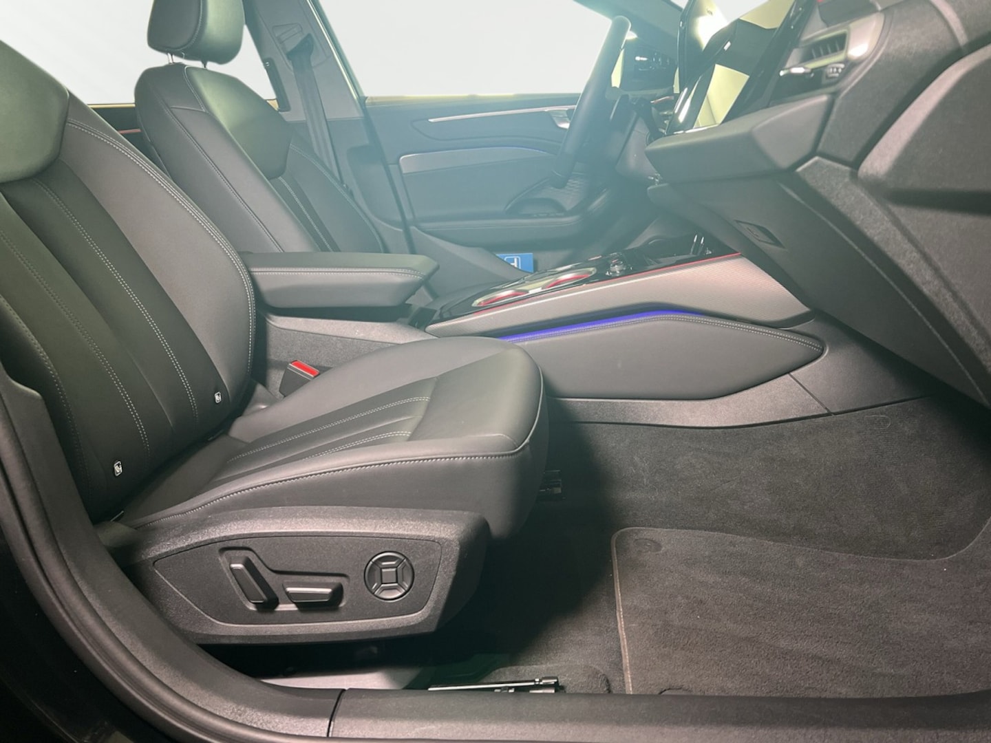 Bild über Audi A6 Avant TDI 150 kW S tronic - für weitere Informationen kontaktieren Sie den Audi Partner