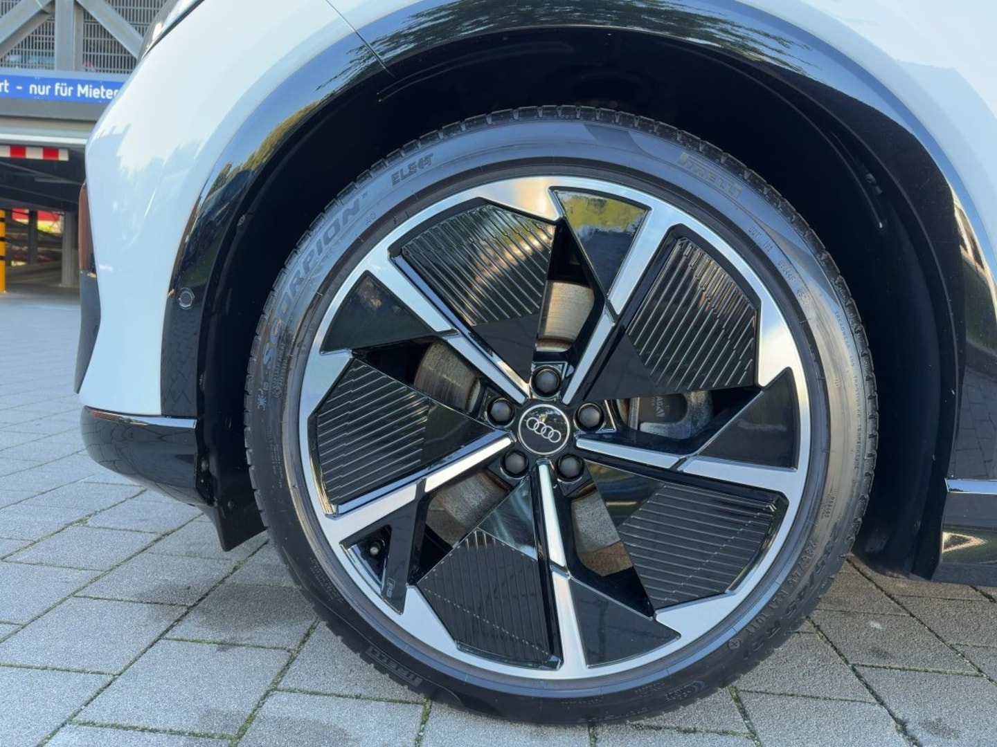 Bild über Audi Q4 e-tron 45 e-tron - für weitere Informationen kontaktieren Sie den Audi Partner